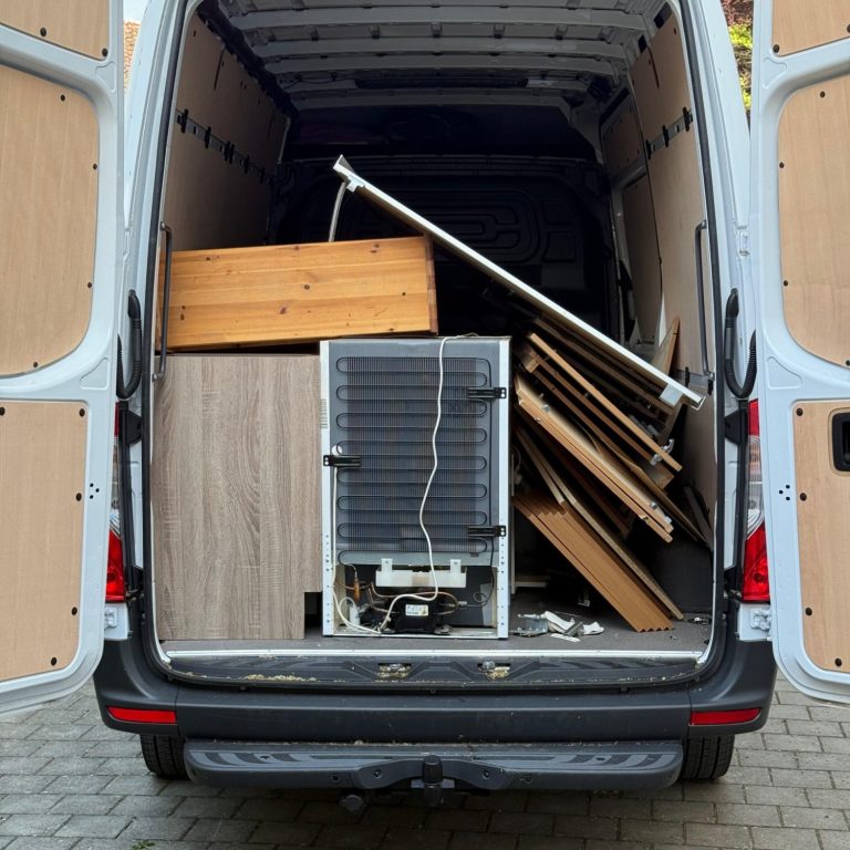 Entrümplungen Weilheim & Oberbayern Transporter gefüllt mit abgebauter Küche