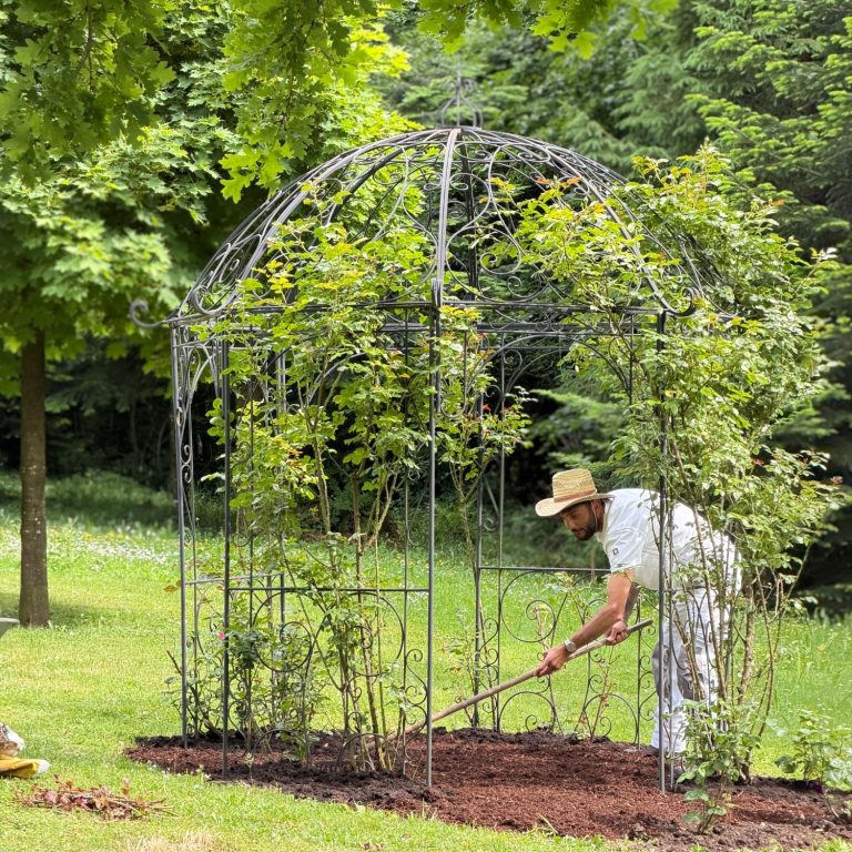 Gartenarbeit Weilheim und Oberbayern Mann mit Hut arbeitet im Garten