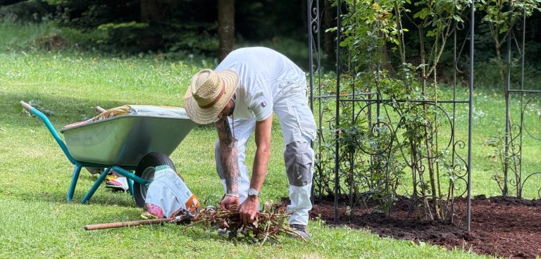 Gartenarbeit Weilheim Mann bei der Gartenarbeit